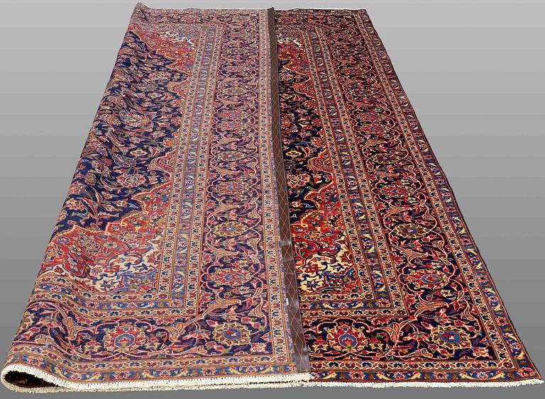 a carpet, Kashan, ca 330 x 233 cm.