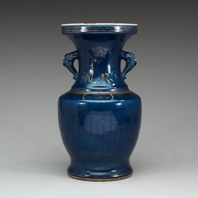 A powder blue vase, Qing dynasty, 19th Century.