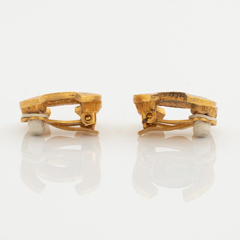 Chanel, a pair of gold tone clip-on earrings.