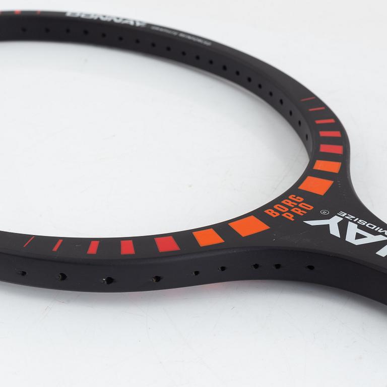 Tennisracket. Signerad Björn Borg. Speciellt framtaget midsized Borg Pro test racket, Graphite-förstärkt.