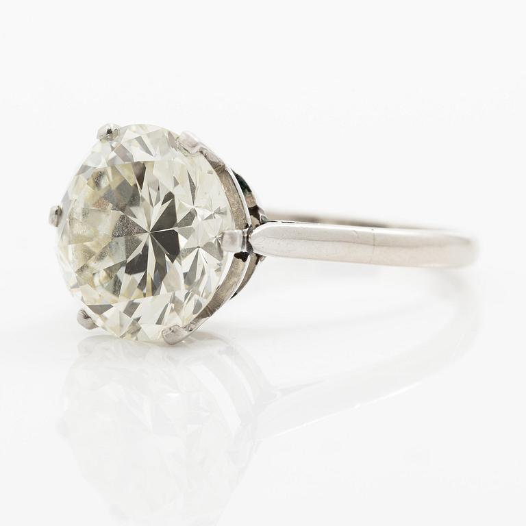 Ring med en rund briljantslipad diamant ca 6.07 ct.