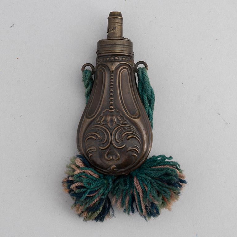 A lot comprising five powderhorn and flasks, and a flintlock. 18th and 19th Century.