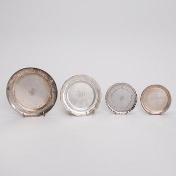 ERÄ LASINALUSTOJA, 9 kpl, hopeaa, suomalaiset ja ruotsalaiset leimat, 1930- ja -50-luku. Kok paino 389,9 g.