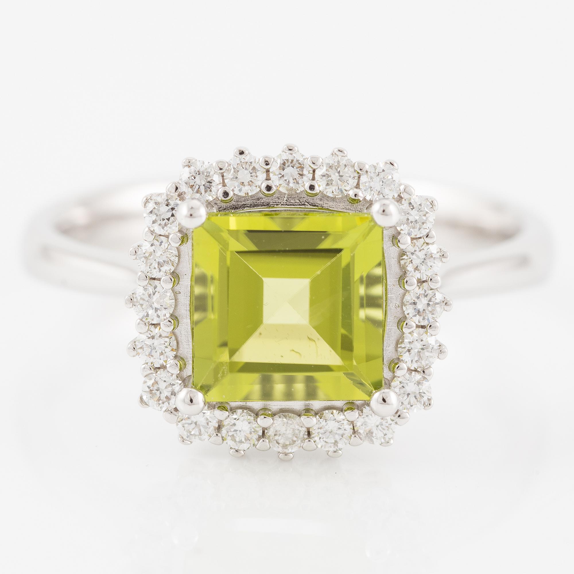 Ring 18K white gold with peridot and brilliant-cut diamonds.