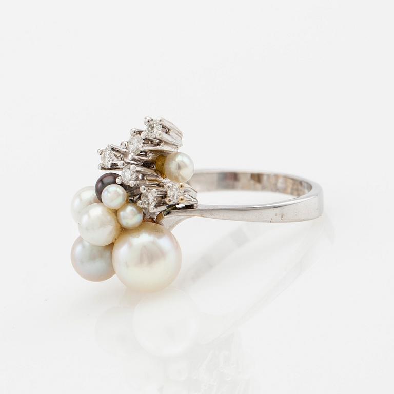 Ring, 18K white gold with pearls and brilliant-cut diamonds.