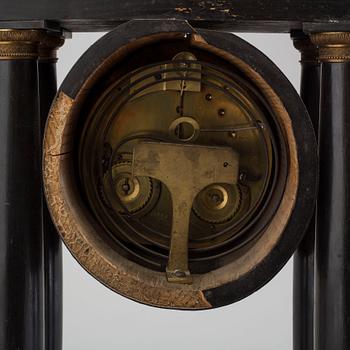 A MID 19TH CENTURY MANTEL CLOCK.