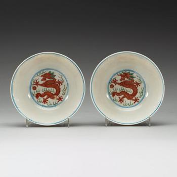 A pair of dragon and phoenix bowls, late Qing dynasty (1644-1912), with Kangxi six character mark.