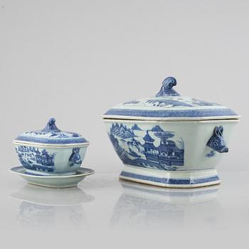 Six pieces of blue and white porcelain, China, Qing dynasty, 18th-19th century.