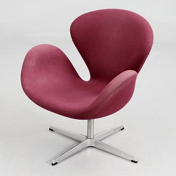 FÅTÖLJ, "Svanen" av Arne Jacobsen för Fritz Hansen, Danmark.