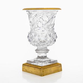 Maljakko, kullattu messinki, hiottu lasi, 1800-luvun puoliväli.