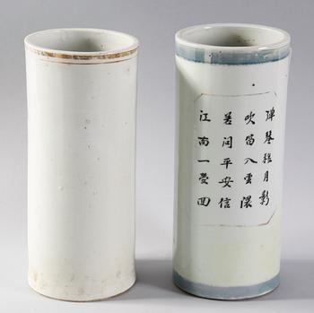 PENSELVASER, 2 st, porslin, Kina, 1900-tal.