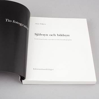 Tiofoto, 2 böcker samt 4 kataloger, några med dedikation.