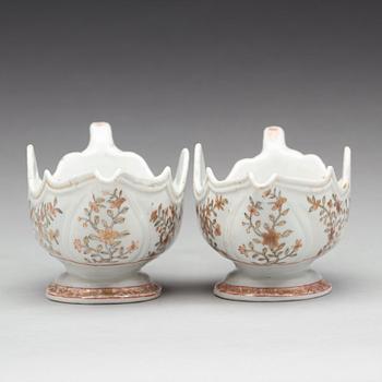 A pair of 'rouge de fer' sauce boats, Qing dynasty, Qianlong (1736-95).