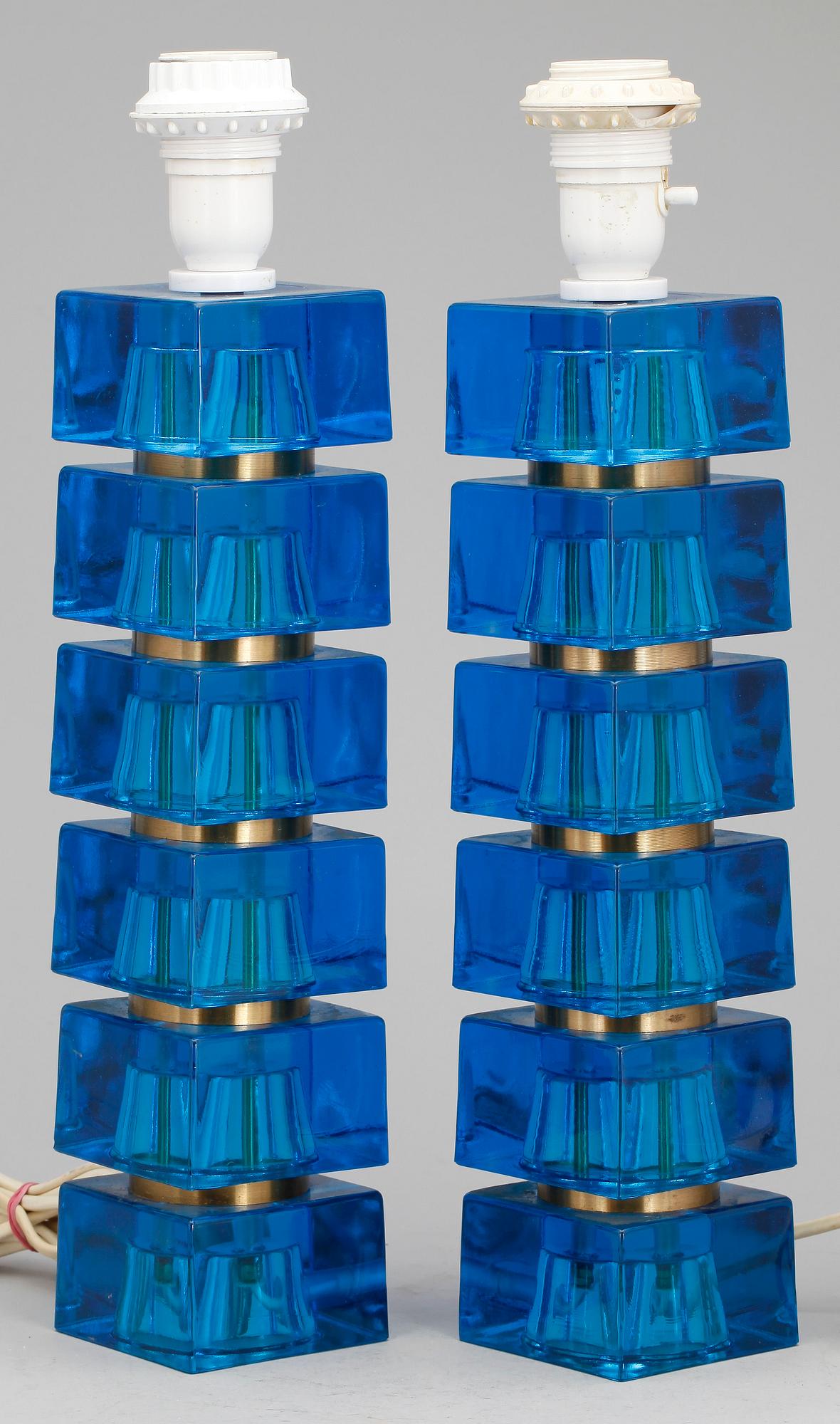 BORDSLAMPOR, ett par, glas, Carl Fagerlund, Orrefors, 1900-talets andra hälft.