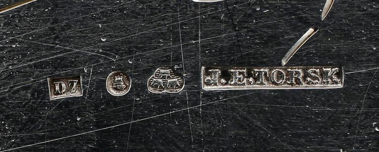 BRICKA, silver, J E Torsk, Stockholm 1906. Vikt ca 1190 gram.