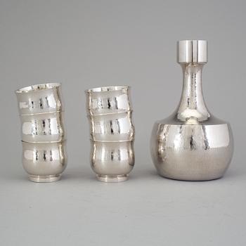 a silver carafe and six vodka cups by Erik Löfman 1929-1994 for K G Markströms AB, Uppsala 1978. Weight ca 1122 gram.