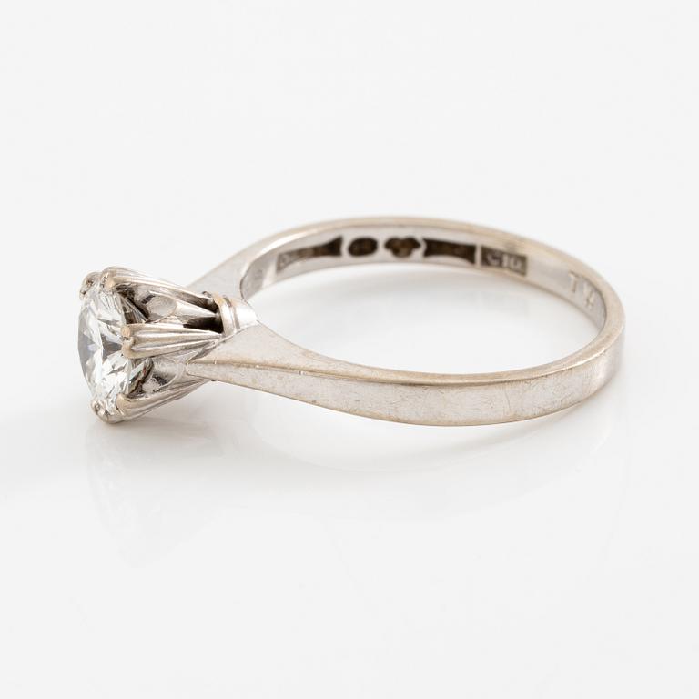 Ring 18K vitguld med en rund briljantslipad diamant.