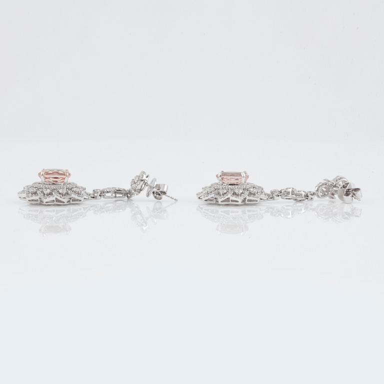 ÖRHÄNGEN med morganiter, ca 5.56 ct och diamanter, ca 3.95 ct.