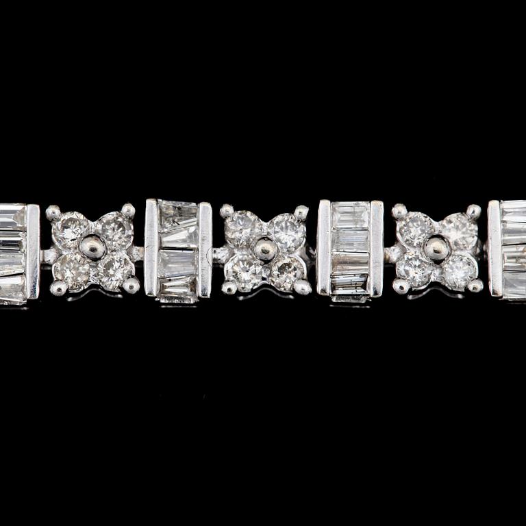 ARMBAND, baguett- o briljantslipade diamanter tot ca 4.60ct. Vikt 15,3g.