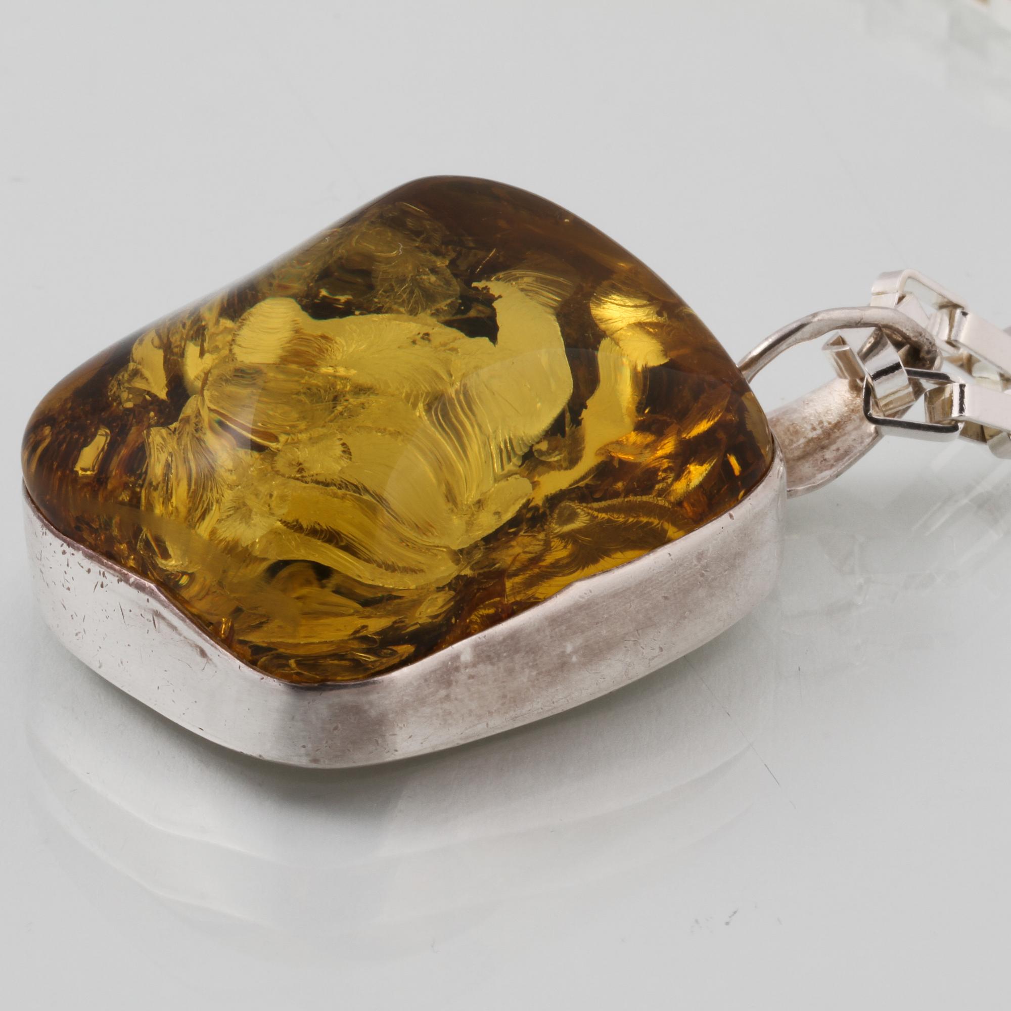 HÄNGE, sterlingsilver med bärnsten. Vikt 71,8 gram.