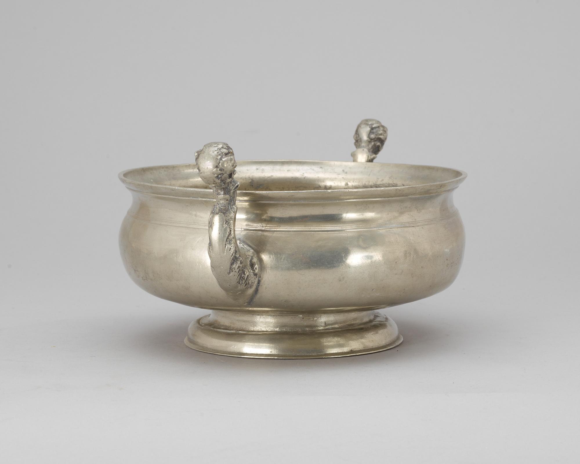 KALLKALLSKÅL, tenn. Märkt 1832.