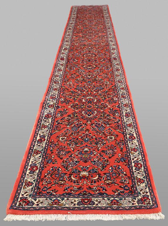 A Sarouk runner, approx. 580 x 84 cm.