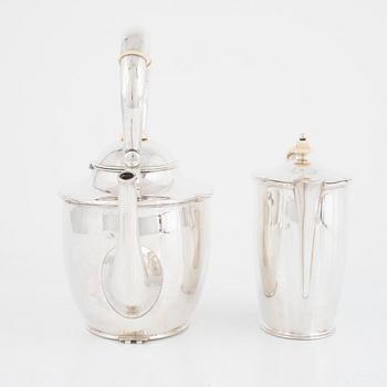 Tekanna, silver, CG Hallberg, Stockholm 1919 och mjölkkanna, silver, Edlunds silvervarufabrik, Stockholm 1937.
