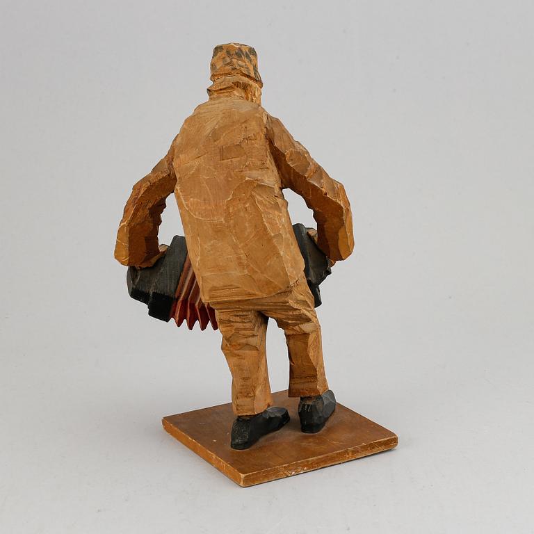 Axel Petersson Döderhultarn, träskulptur. Signerad. Höjd 27 cm.