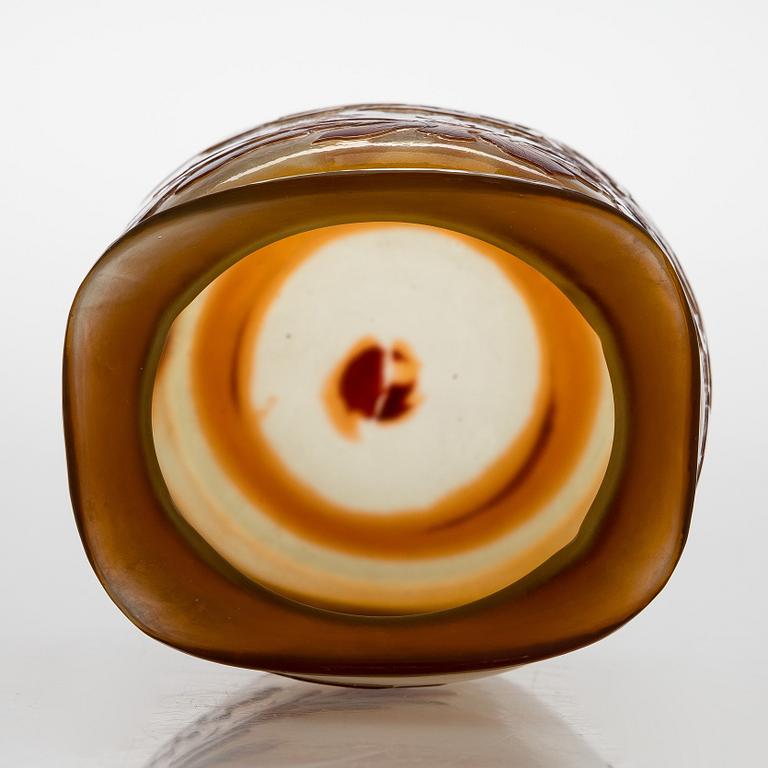 Emile Gallé, vas, överfågnsglas, signerad  E. Gallé, Frankrike, 1800-talets slut.