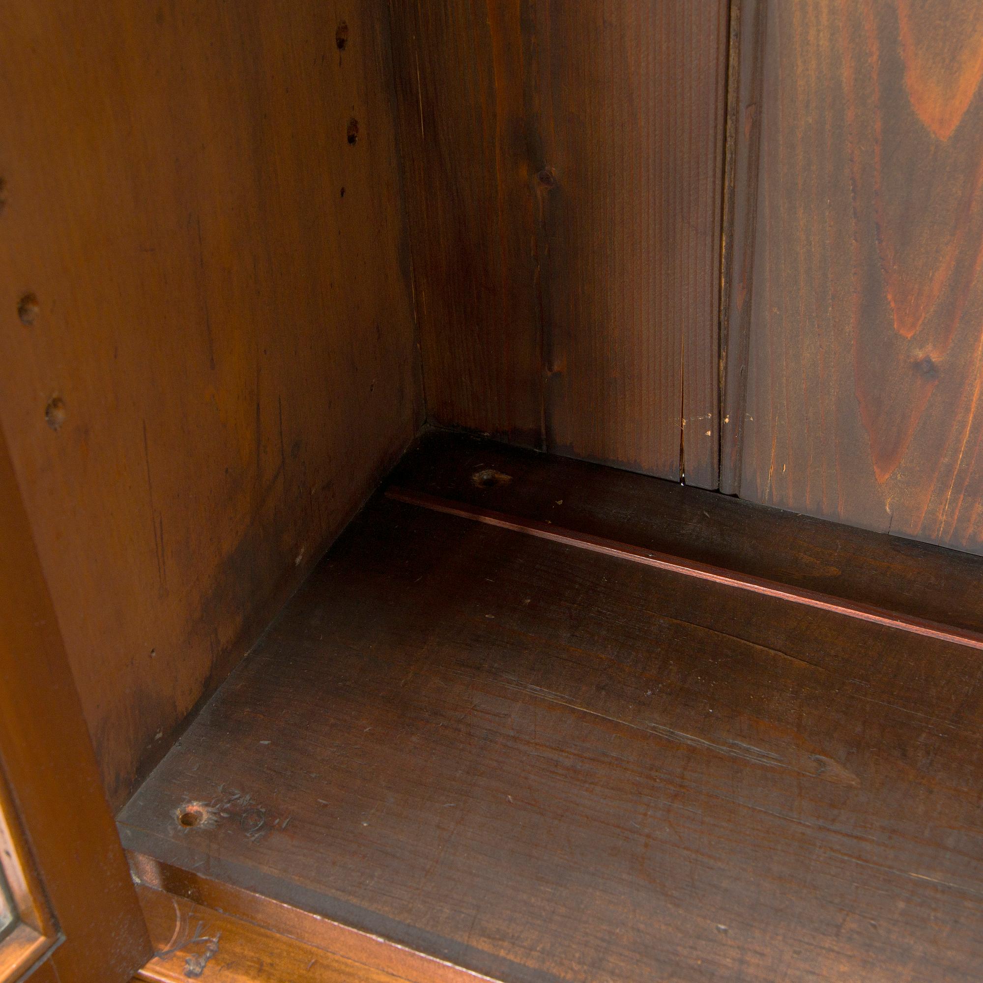 Vitrinskåp, 1900-talets första hälft.