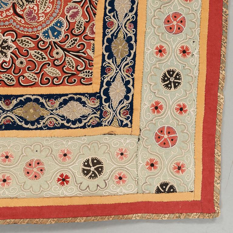 BRODERI. Antikt Rascht Broderi. Persien (Iran). 107 x 123 cm.