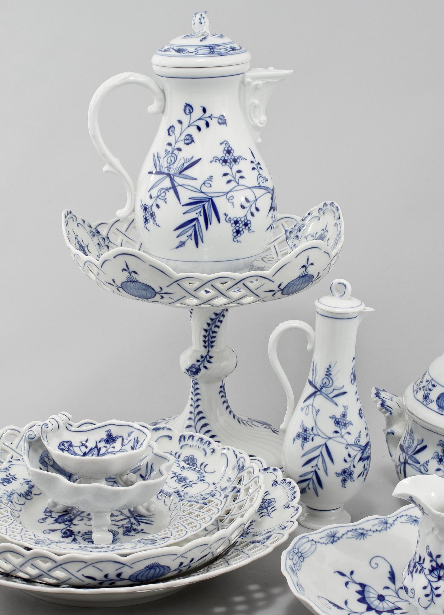SERVISDELAR, 72 st, porslin, "Lökmönstret", Meissen, 1900-talets andra hälft.