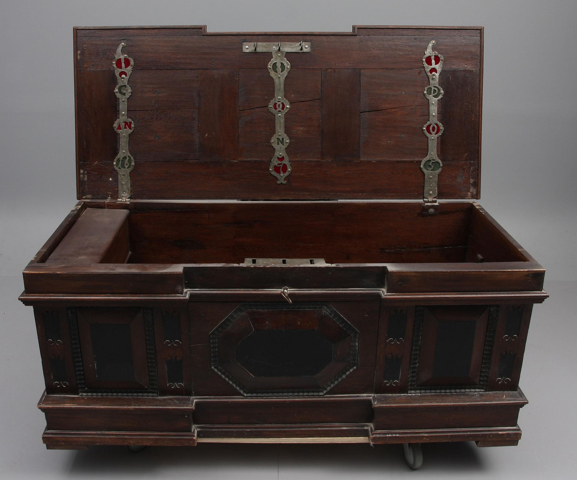 KISTA, barockstil, 1800-tal med äldre delar.