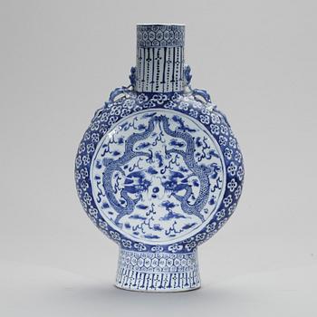 PILGRIMSKRUS, porslin. Sen Qing dynastin (1644-1912).
