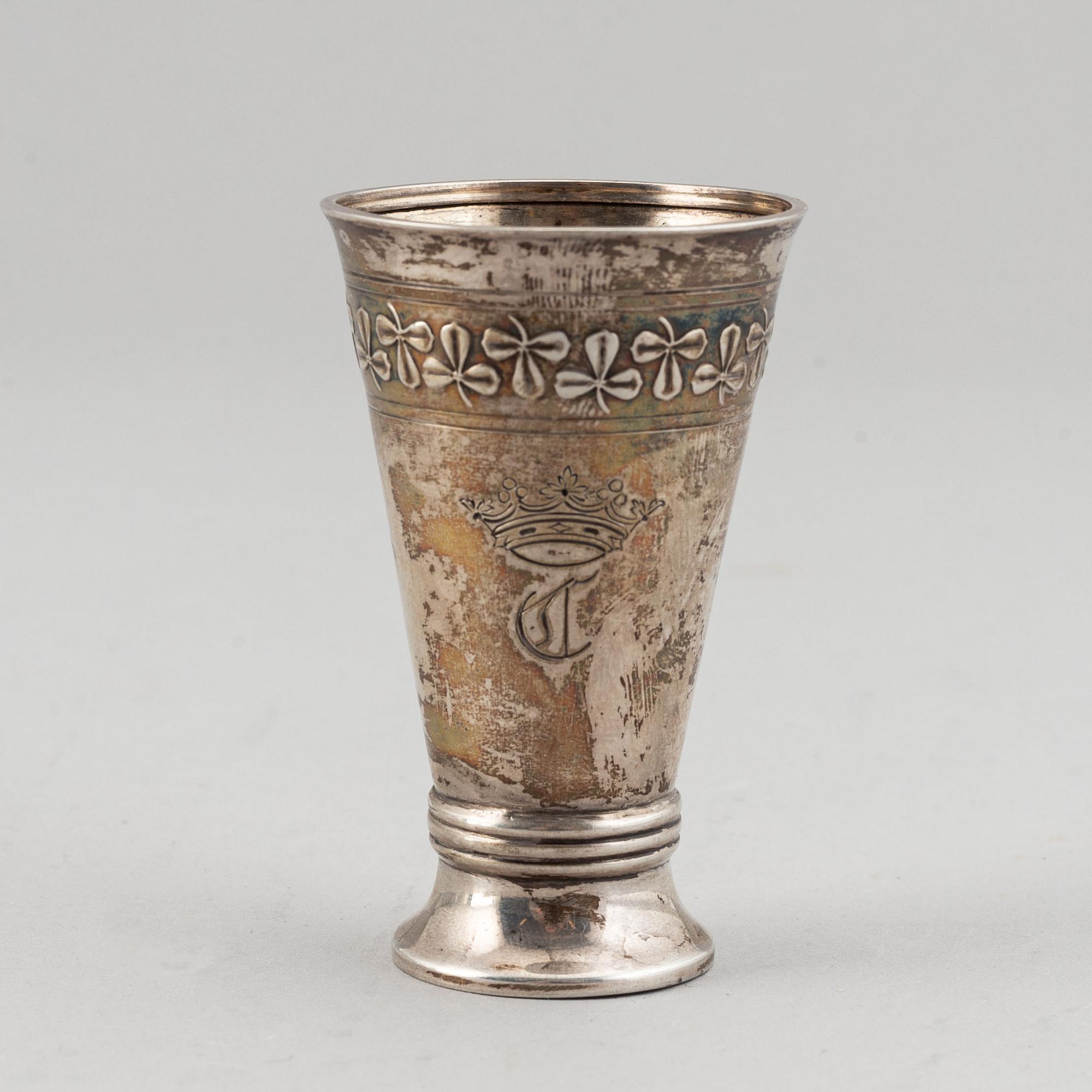 A swedish silver beaker with mark of GAB 1909 and a swedish royal letter from 1943.