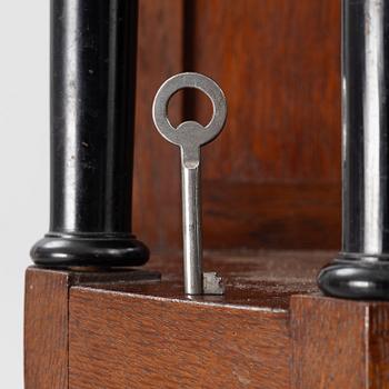 Vitrinskåp, jugend, tidigt 1900-tal.