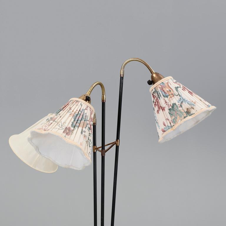 GOLVLAMPA, svartlackerat stål och mässing, 1950-tal.