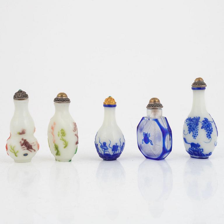 A group of five Chinese Beijing glass snuff bottles with stoppers, 20th century.