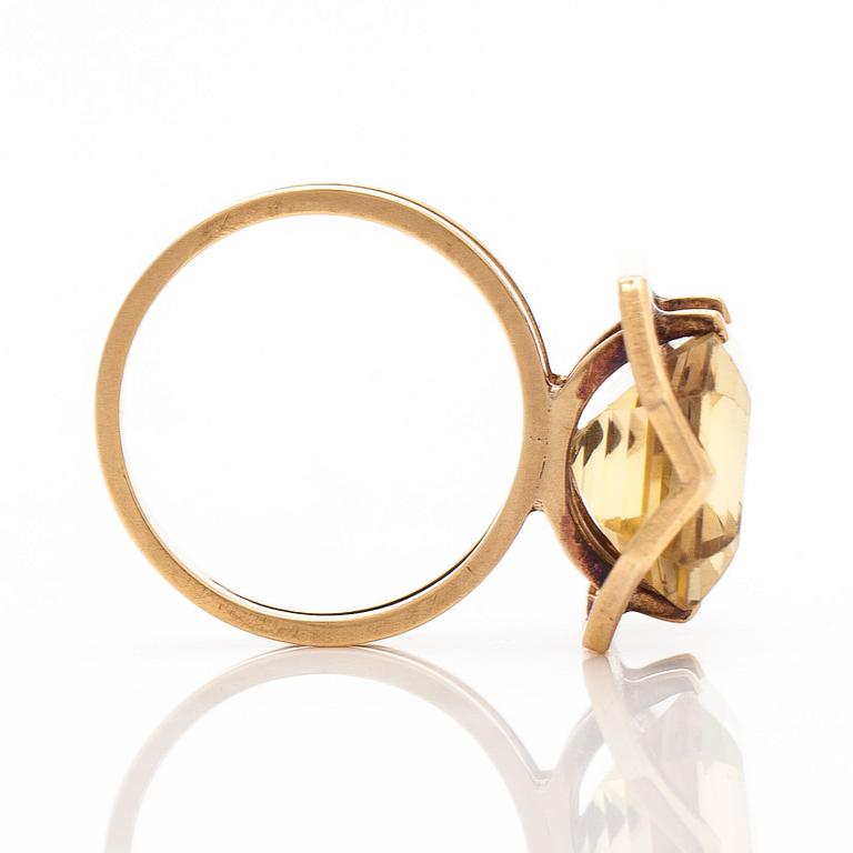 Ring in 17K gold and emerald-cut citrine, with foreign hallmarks.