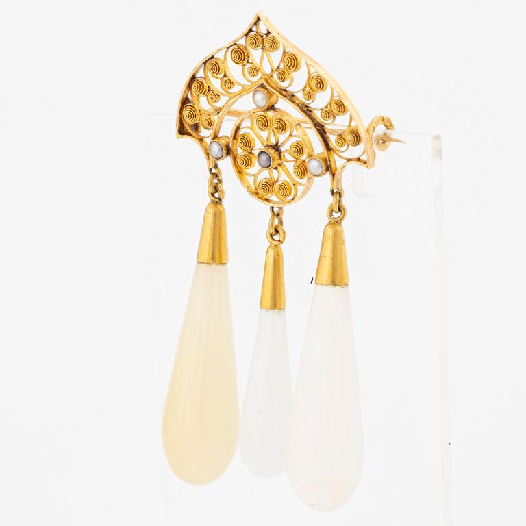 Brooch 18K gold with cultured pearls and three drops.