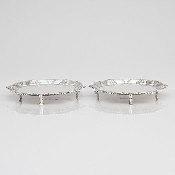 A pair of English silver salvers/plates, marks of Thomas Cooke II and Richard Gurney, London 1753.