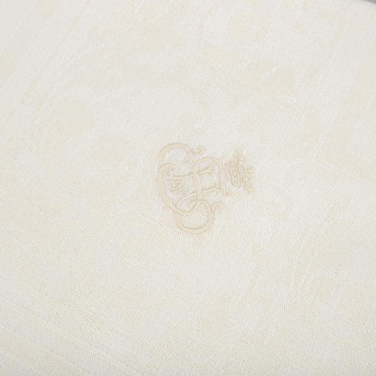 1+1 linen table cloths and 12 linen napkins.