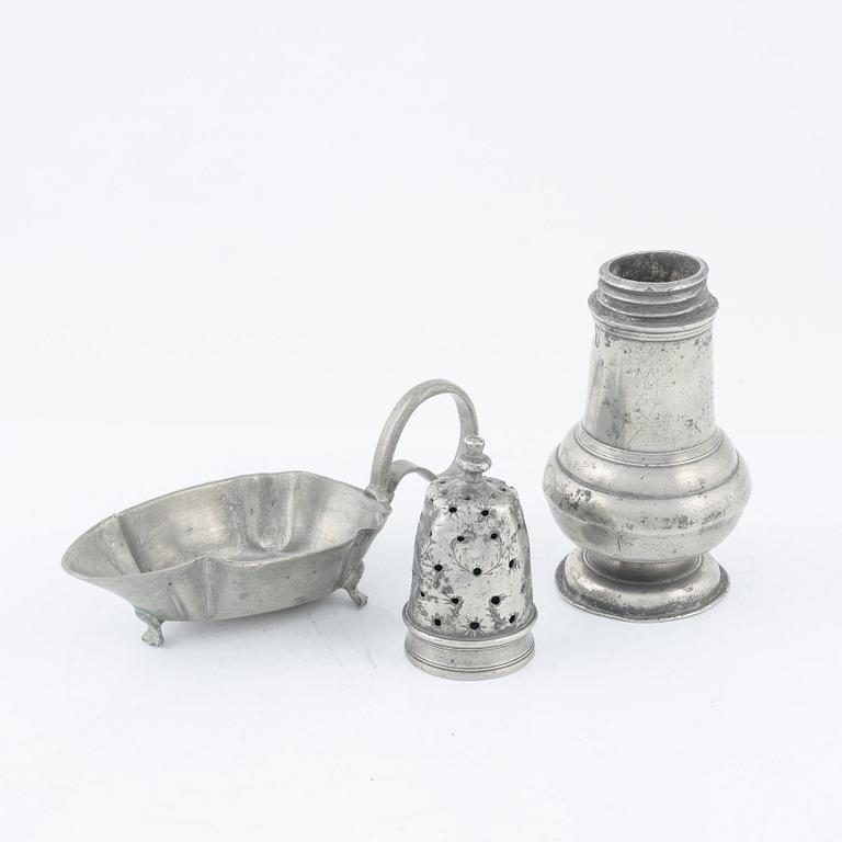 A lot of five pewter objects, 18th and 19th Century.