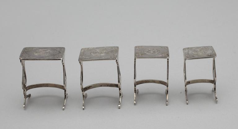 MINIATYRMÖBLER och STRYKJÄRN, 10 delar, silver, sekelskiftet 1900. Totalvikt 100 gr.