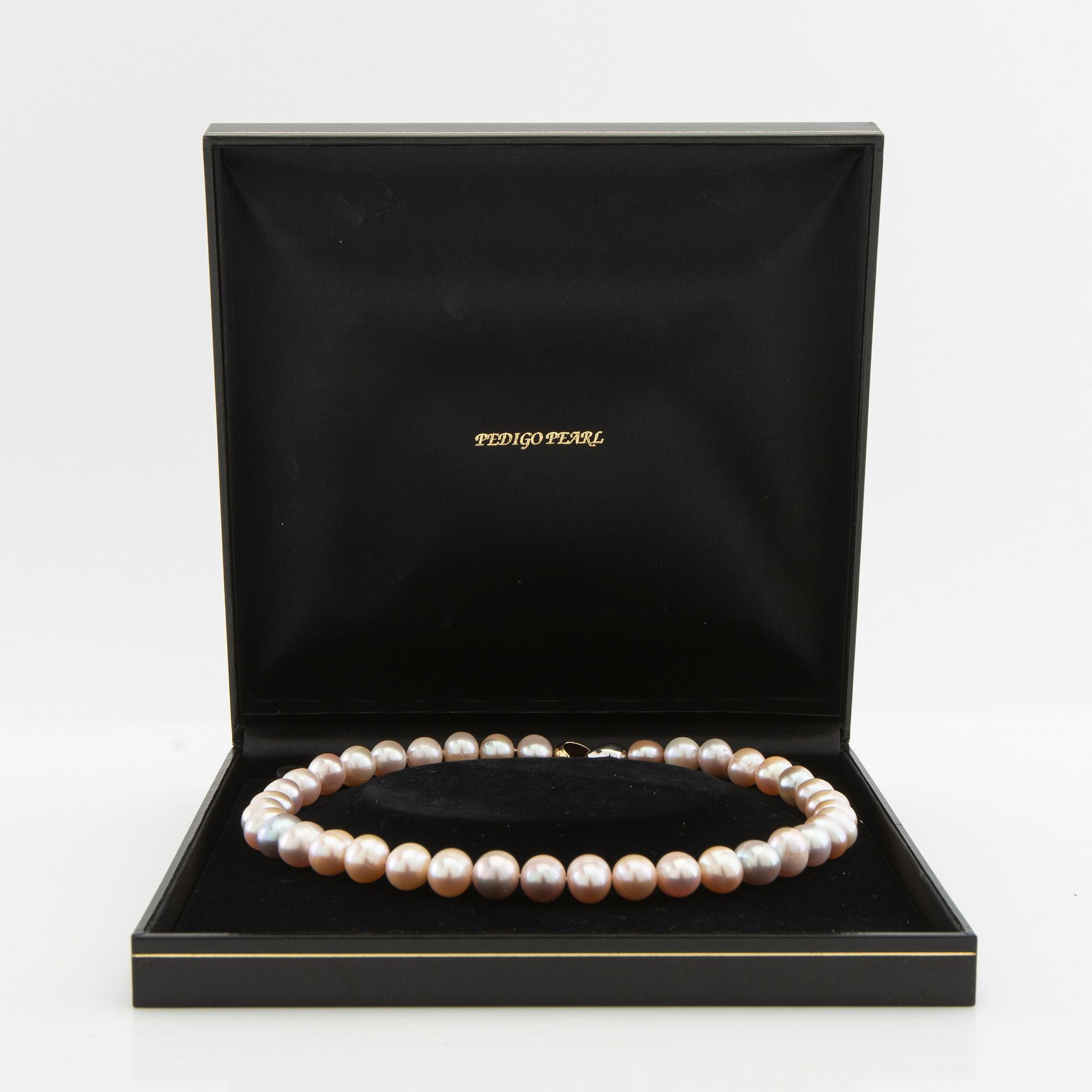 Necklace of cultured freshwater pearls with a clasp in 18K red and white gold from Georg Jensen & Wendel.