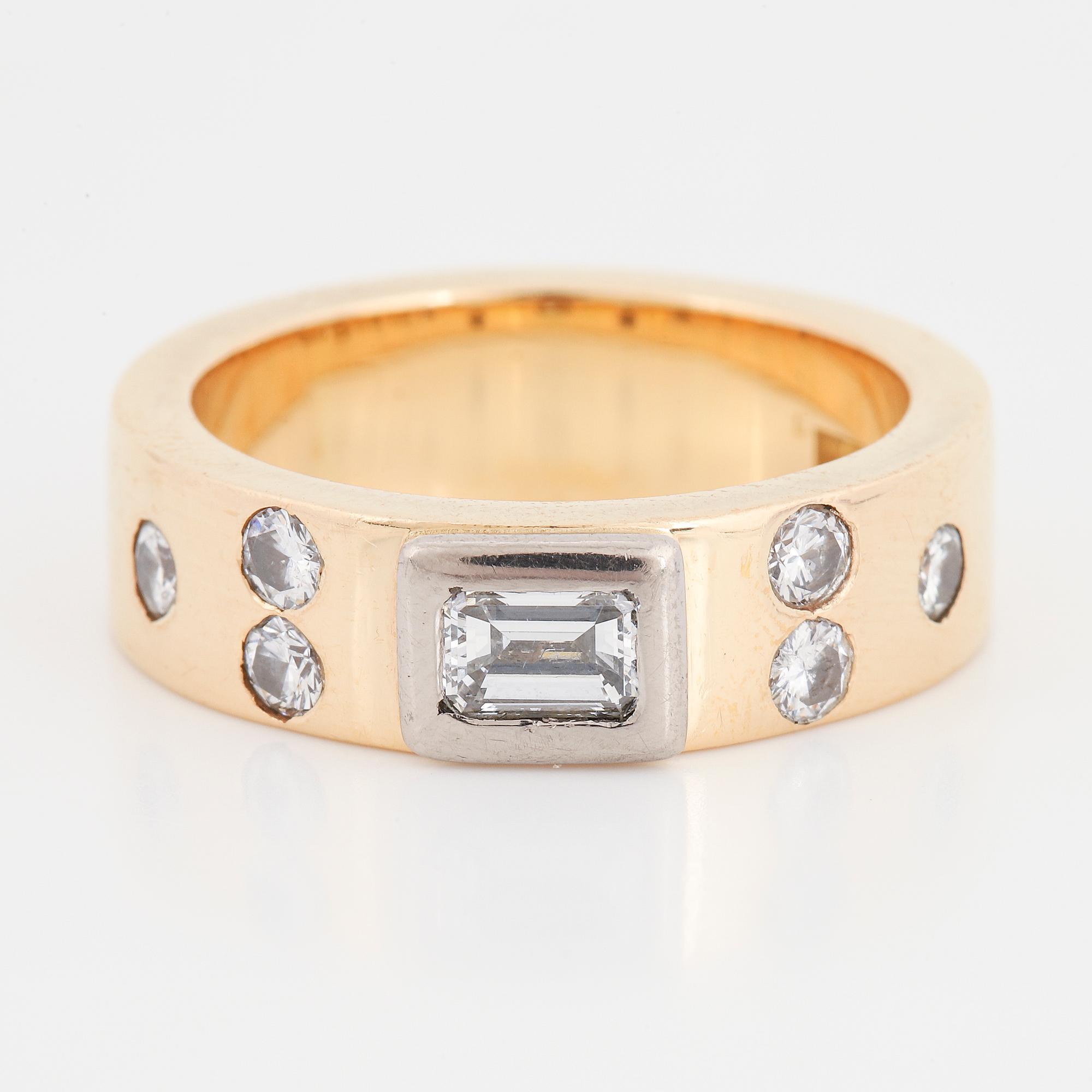 RING, 18K guld med smaragdslipad diamant och mindre briljantslipade diamanter.