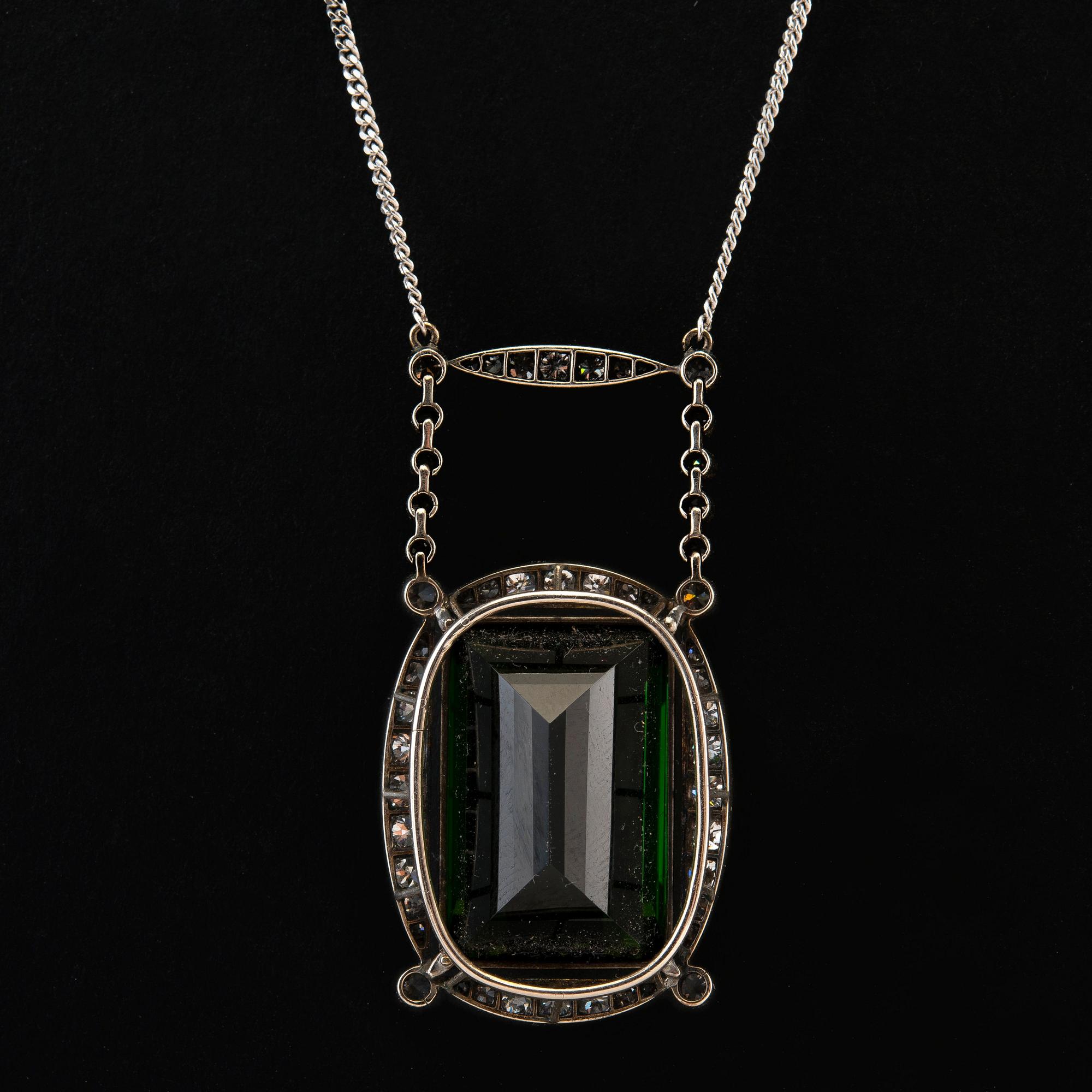 HALSSMYCKE, briljant- och 8/8 slipade diamanter, platina och 18K vitguld. A. Tillander, Helsingfors 1940-tal.