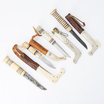 Knivar 4 st, oidentifierade slöjdare, samt en kåsa av Bengt Olav Unga.