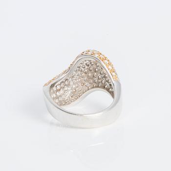 RING, 18K guld och vitguld med briljantslipadediamanter ca 3.00 ct.