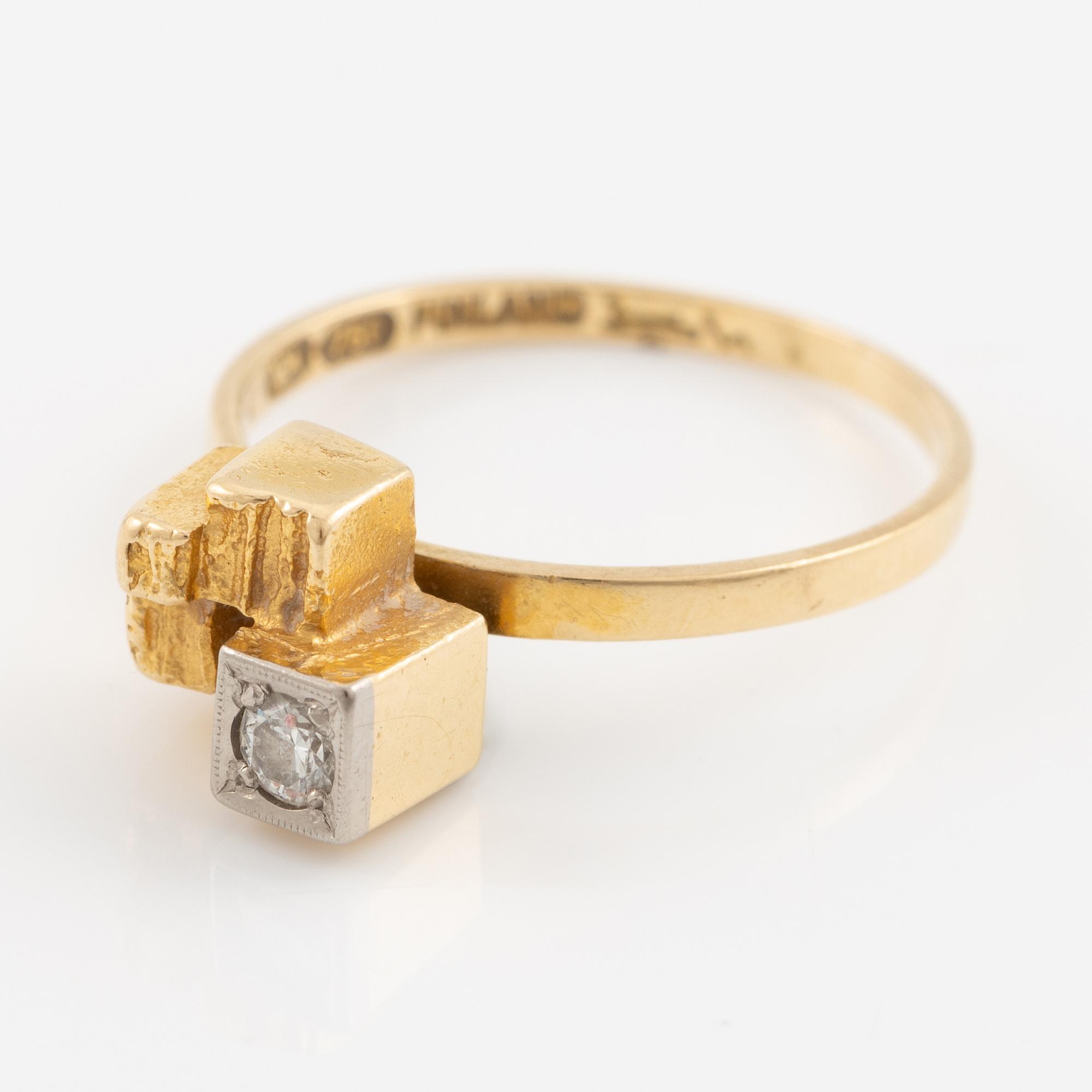 Lapponia, design Björn Weckström, ring 18K gold with brilliant-cut diamond.